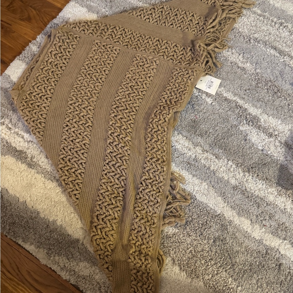 Over the head knitted women’s poncho NWT Boutique bought